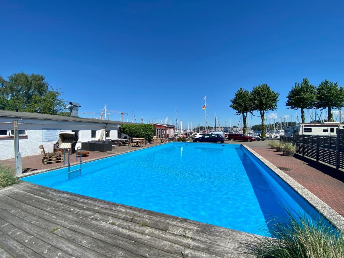 Hausboot Mit Traumlage In Luebeck-Travemuende Hotel Екстериор снимка
